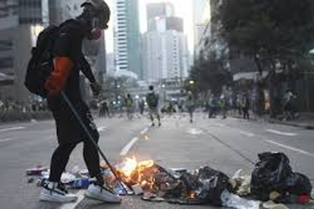 Hong Kong police arrests 11, seize weapons ahead of mass march