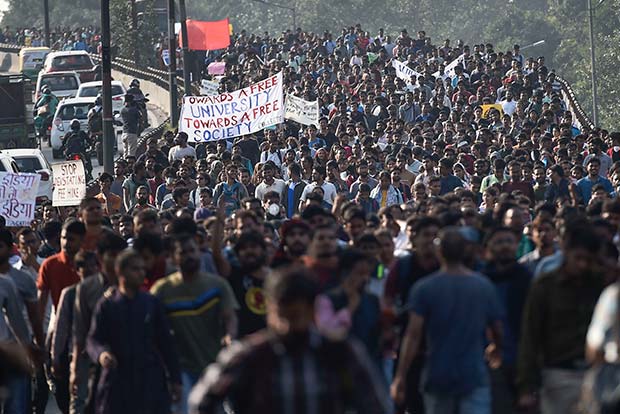 Delhi police shuts all JNU gates to stop students march