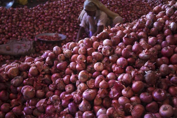 Gang of four loots 100kg onions, hunt on Gang of four loots 100kg onions, hunt on