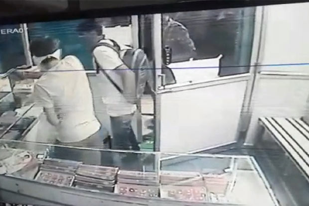 Gun-toting gang tries to rob pawnshop in Chengai Gun-toting gang tries to rob pawnshop in Chengai