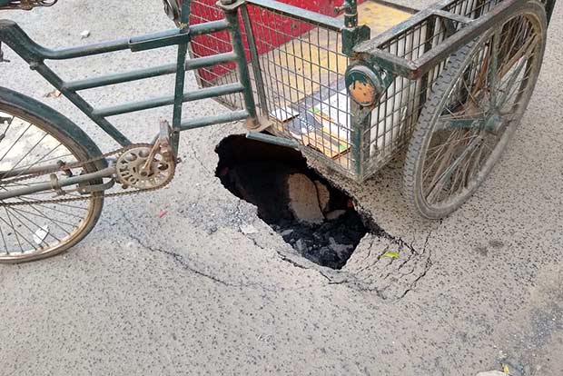 Sewage leak leads to road cave in at Choolaimedu, none hurt