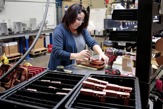 Industrial output contracts by 3.8 percent in Oct, CPI at 5.54 percent in Nov