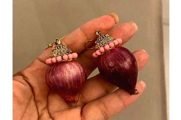 Akshay gifts onion earrings to wife Twinkle
