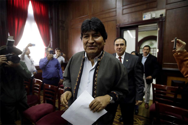 Bolivias Morales arrives in Argentina, to get refugee status Bolivias Morales arrives in Argentina, to get refugee status