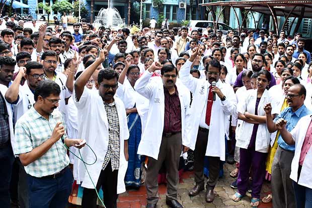 House surgeon assaulted in GRH, doctors stage demo House surgeon assaulted in GRH, doctors stage demo