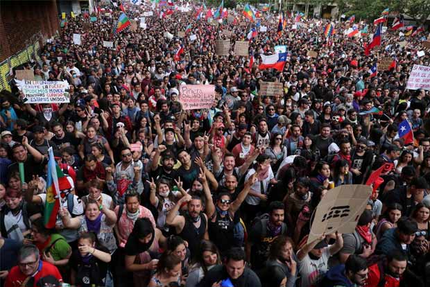 Chile protests: Santiagos walls turn into open-air museum