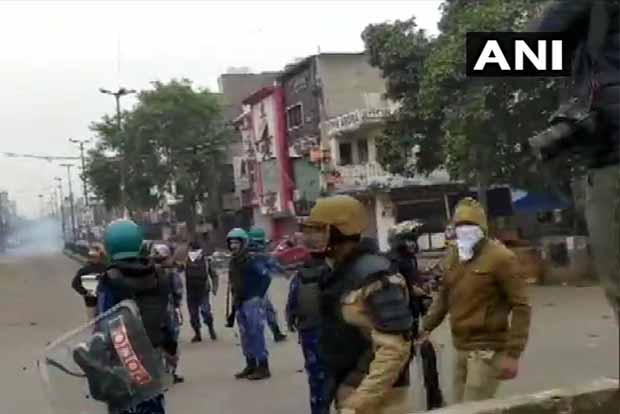Police fire teargas shells after protest against CAA turns violent in Seelampur Police fire teargas shells after protest against CAA turns violent in Seelampur