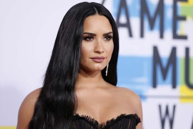 Demi Lovato gets survivor neck tattoo Demi Lovato gets survivor neck tattoo