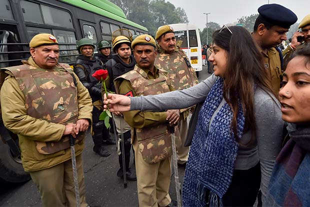 Anti-CAA protesters resort to Gandhigiri, offer roses to police