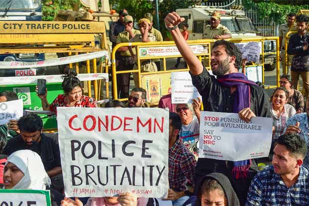 Police use teargas to disperse CAA protesters in Mangaluru Police use teargas to disperse CAA protesters in Mangaluru