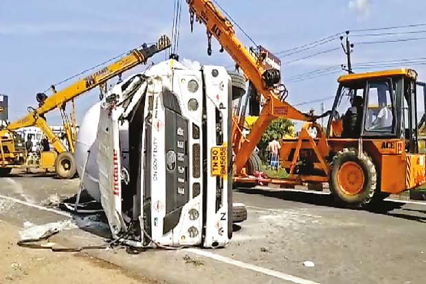 Tanker collides with mini truck on GST Road, 3 hurt