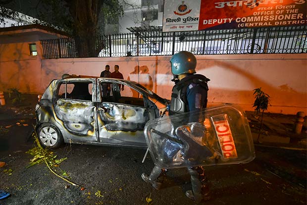 Streets strewn with stones, footwear after Delhi Gate violence