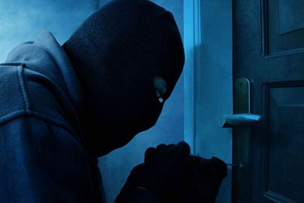 5 robbed at knifepoint in house