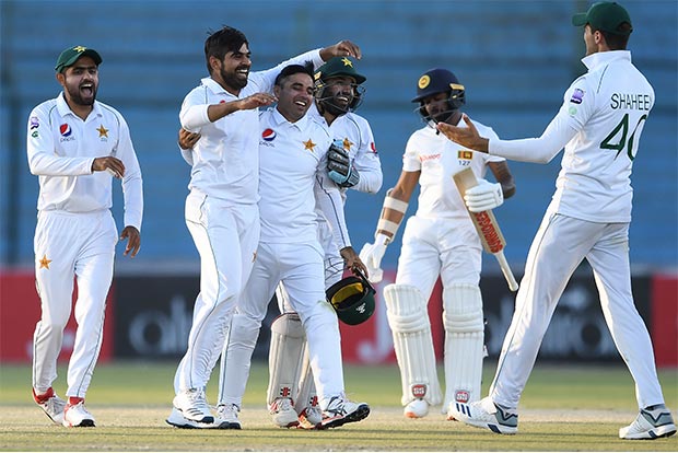 Pak sniffs victory despite Fernando fightback