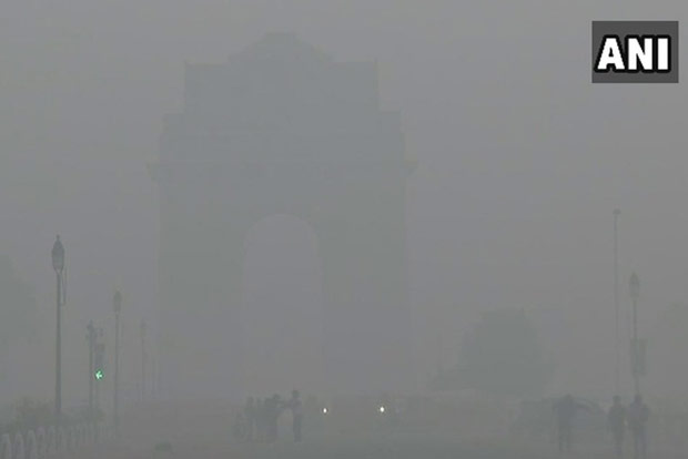 Dense fog engulfs Delhi, flight, train services hit Dense fog engulfs Delhi, flight, train services hit