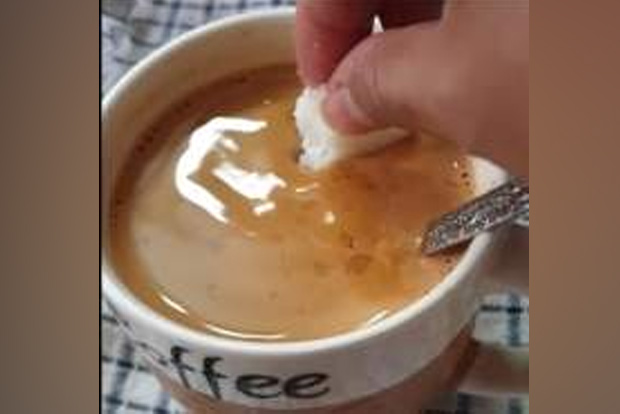 Idli dunking in tea? Netizens reacts on bizzare food combination