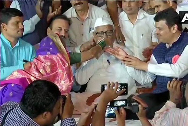 Hazare calls of fast, says happy with outcome of talks with CM
