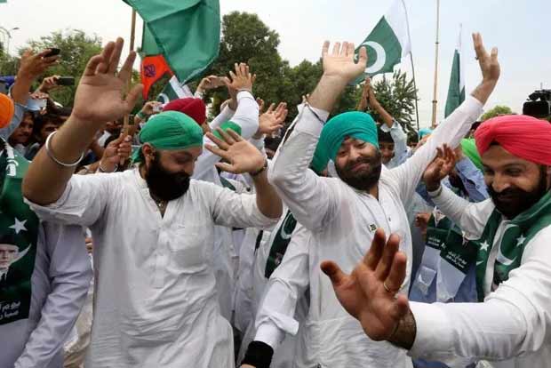 Sikhs in Pak celebrate Guru Gobind Singhs 352nd birth anniversary