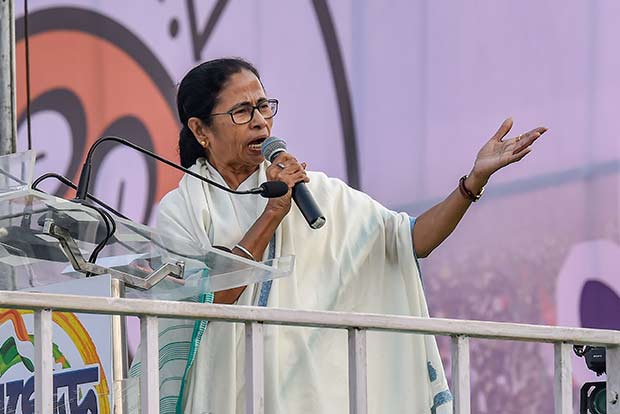 Delhi mein sarkar badal do: Mamatas war cry at Opposition rally