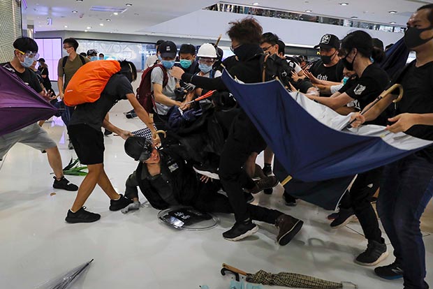 Hong Kong extradition protesters escalate fight in suburbs