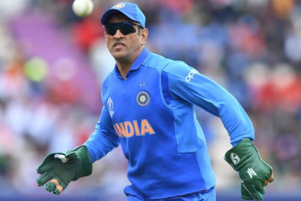 Fans shows support for Dhoni, flaunt Balidaan Badge at Oval