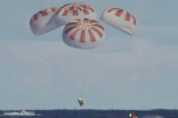 Elon Musks SpaceX capsule splashes down off Florida coast