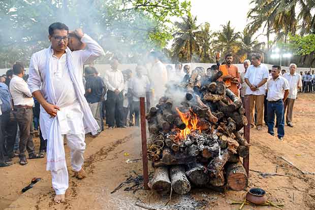 Goa CM Manohar Parrikar cremated with state honours, thousands bid adieu