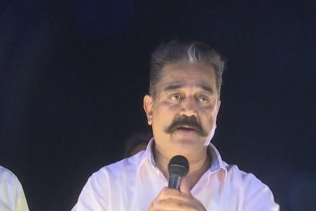Chappals hurled at Kamal Haasan