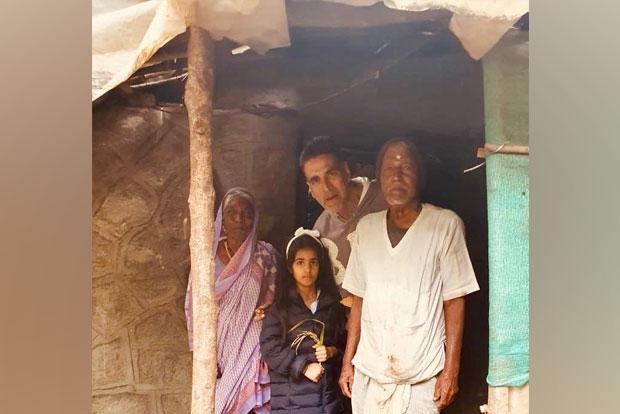 Elderly couple unaware of Akshays identity, treats him with gur roti