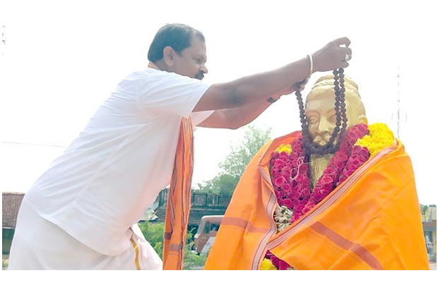 Arjun Sampath arrested for draping saffron shawl and Rudraksha mala on Thiruvalluvar statue Arjun Sampath arrested for draping saffron shawl and Rudraksha mala on Thiruvalluvar statue