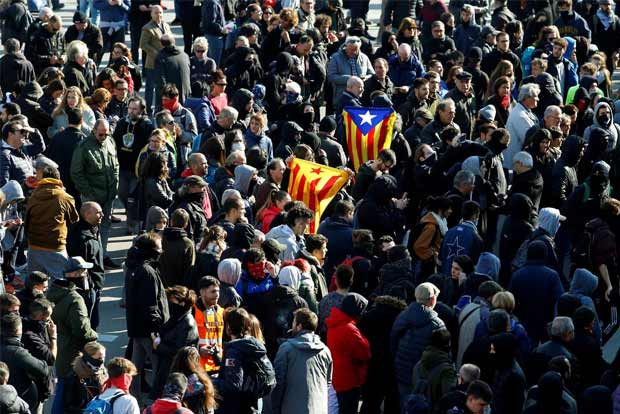 Pro-independence protesters take to Barcelonas main train station