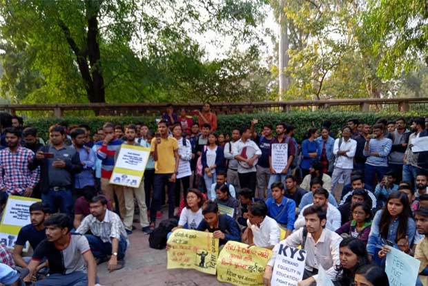DU students protest against police lathicharge on JNU counterparts