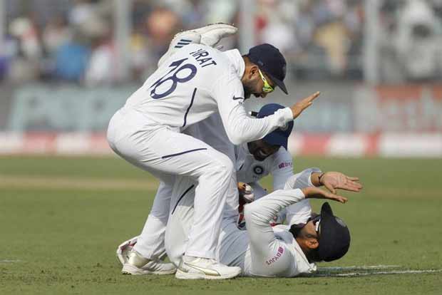 Rohits one-handed catch gets fans in frenzy Rohits one-handed catch gets fans in frenzy