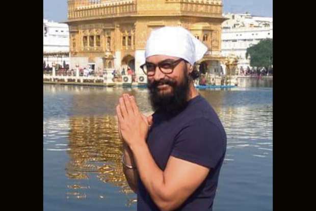 Aamir Khan pays obeisance at Golden Temple