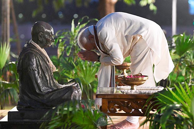 Modi pays tributes to Father of Nation at Sabarmati Ashram