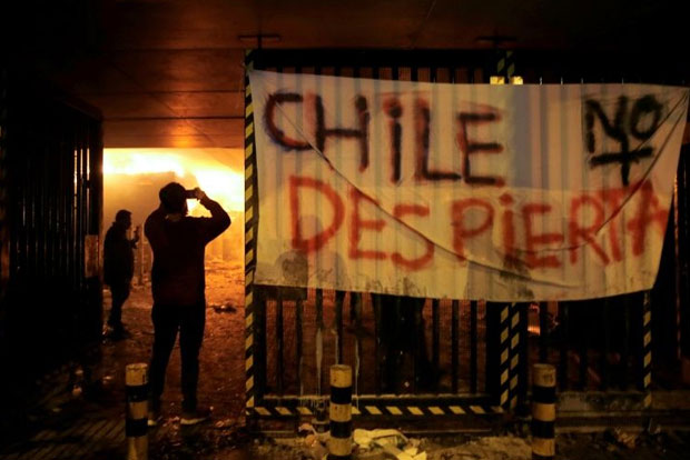 Chiles capital stunned by violent street protests, president declares state of emergency