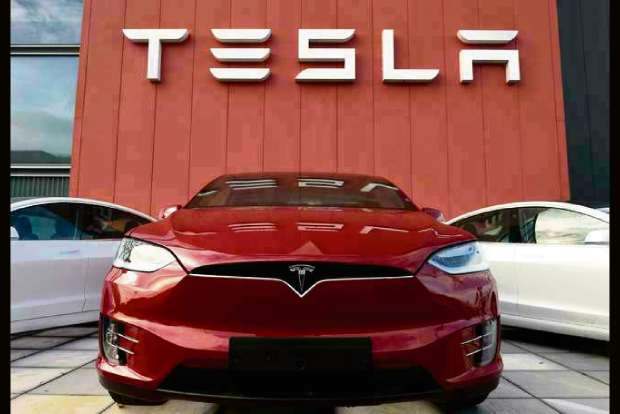 Man killed in burning Tesla as futuristic doors wouldnt open