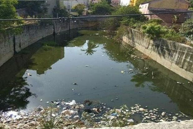 Residents blame official apathy as garbage floats on Ambattur lake Residents blame official apathy as garbage floats on Ambattur lake