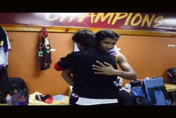 Pakistan pacer Hasnain gets hug from Shah Rukh