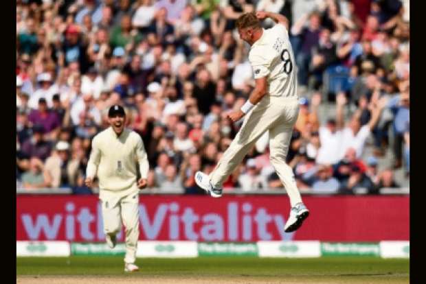 Archer, Broad make inroads but Aus lead extends to 259