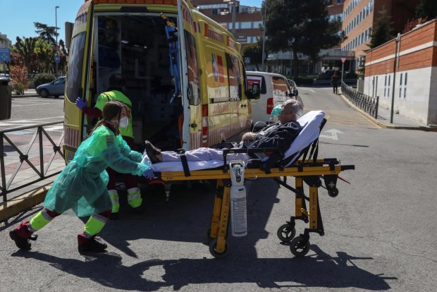 As Spain battles virus, medics unions hit out