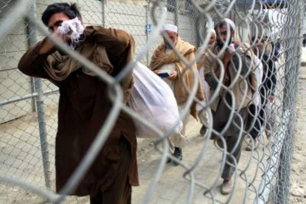 20,000 Afghans cross Pak border in four days