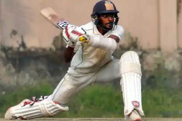 Bengal captain Easwaran comes out to help migrant labourers