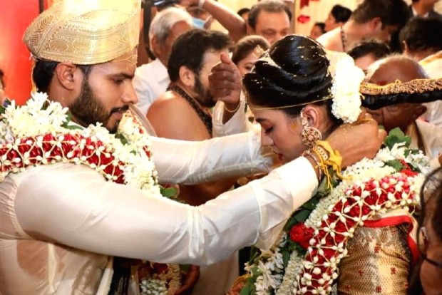 Nikhil Kumaraswamy weds Revathi at farmhouse amid lockdown