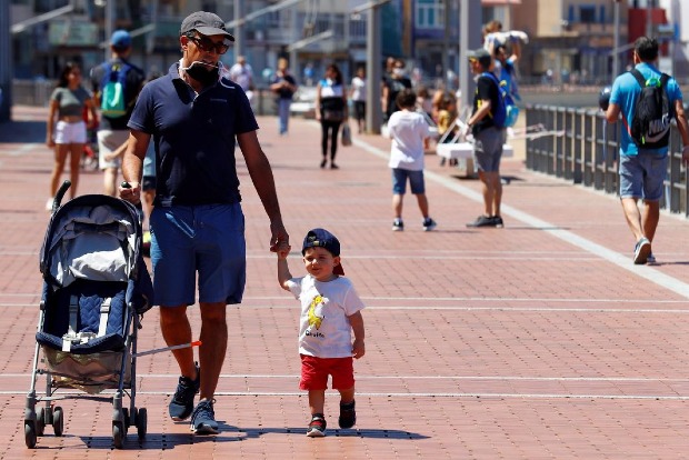 Spain eyes more easing of coronavirus lockdown after children reclaim streets Spain eyes more easing of coronavirus lockdown after children reclaim streets