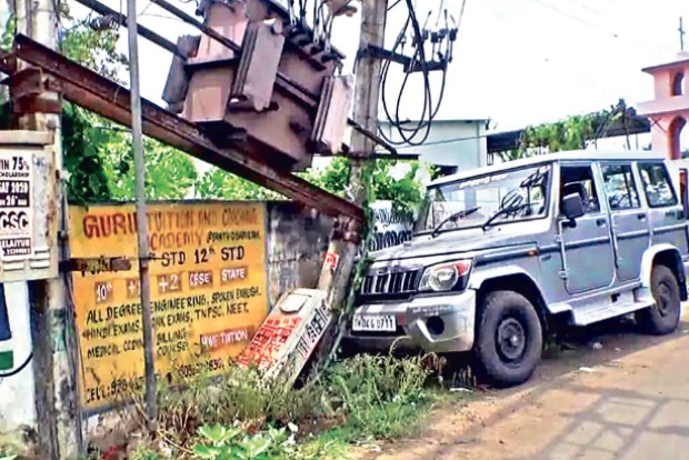 Tahsildar escapes after car driver dies of cardiac arrest