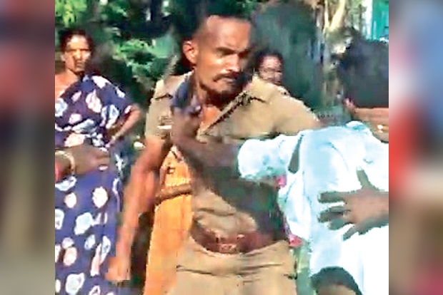 Cop questions tea vendor without mask, assaulted