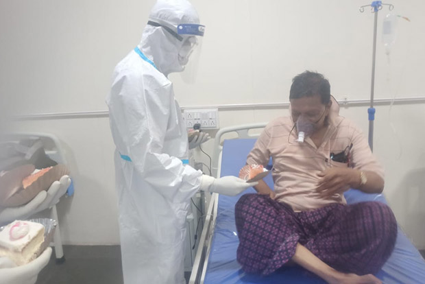 Karnataka doctor cheers up Covid patients with birthday bash Karnataka doctor cheers up Covid patients with birthday bash