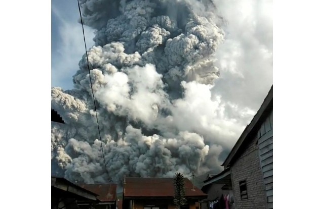 Indonesias Sinabung volcano erupts, flight alert issued
