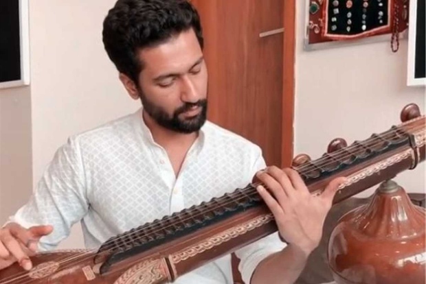 Vicky Kaushal plays Ae watan on Veena to celebrate Independence Day